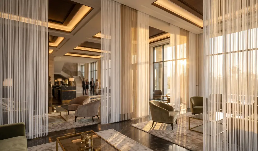 Luxuriöse Hotellobby mit B1 zertifiziertem Fadenvorhang