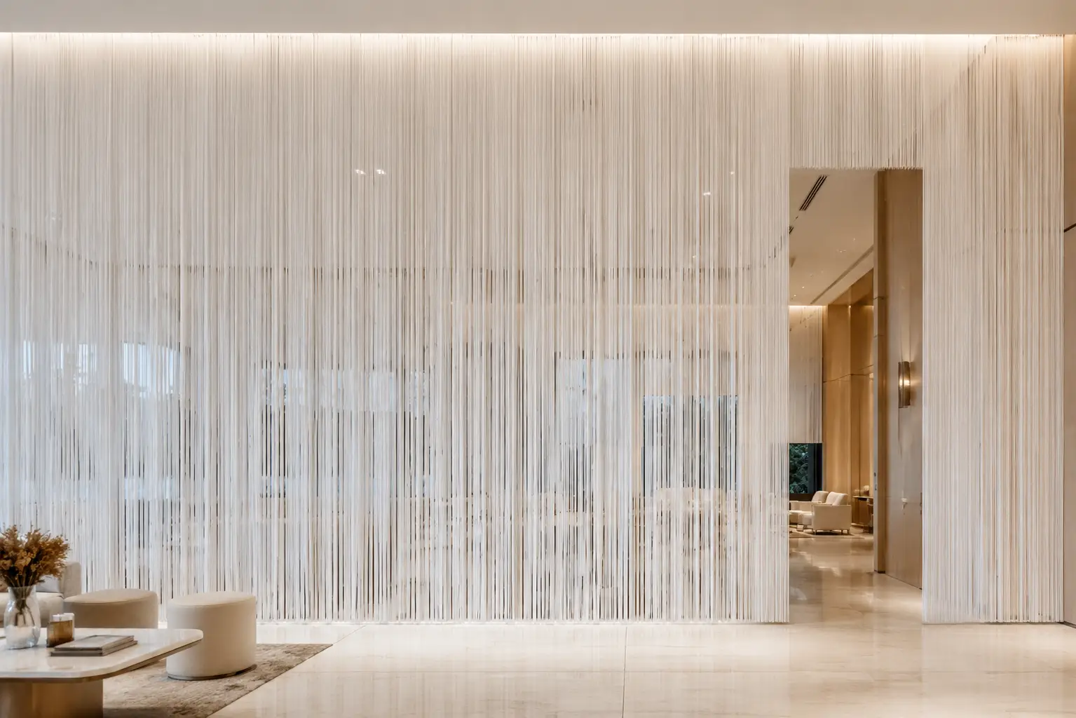 Fadenvorhänge für Hotels: Elegante Raumgestaltung mit Atmosphäre